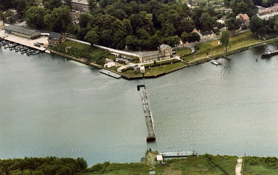 Pontonsperre am Grenzübergang für Schiffe Nedlitz (ca. 1985)