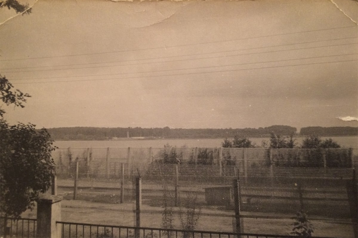 Photos taken from Schwanenallee 11 of the frontier barriers with dog houses and death strip - Photo: Privatbesitz