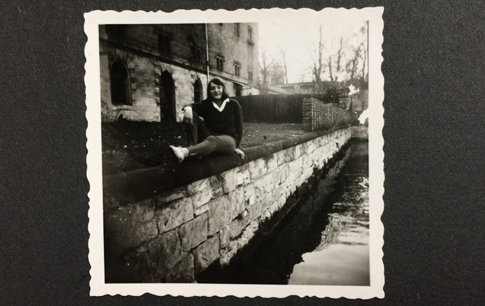 Die junge Frau W. am Uferbereich der Meierei. Von hier aus gelangen mehrere Fluchten (ca. 1964)