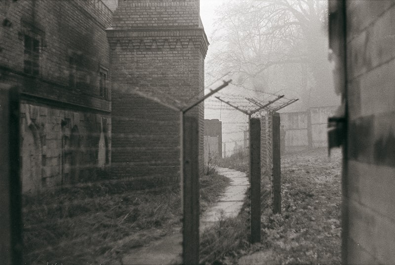 An electrified signal fence abutting the Meierei (1989) - Photo: Potsdam, Neuer Garten, An der Meierei/SPSG/Peter Rohn