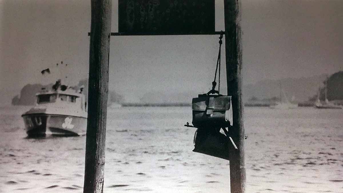 Successful escape of an East German policeman in 1985, who left his weapon and official bag hanging from a pole on the shore - Photo: BStU, MfS BV Pdm AU 2688/87 Bl. 42